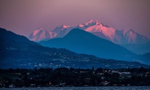 Le Genevois français, situé à la frontière suisse, est un territoire paisible aux nombreux villages pittoresques, avec des paysages verdoyants et vallonnés.